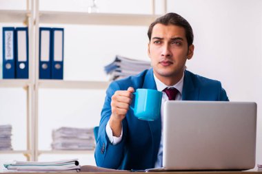 Ofiste çalışan genç bir erkek.