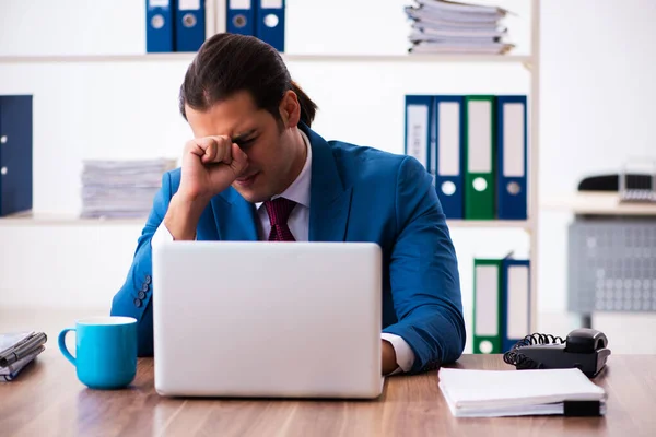 Giovane dipendente maschile che lavora in ufficio — Foto Stock