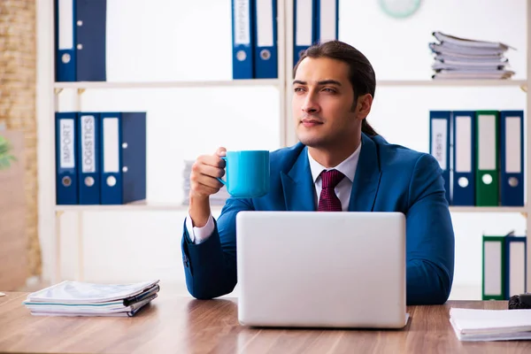 Jeune employé masculin travaillant au bureau — Photo