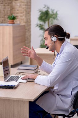 Teletıp konseptinde genç bir doktor.