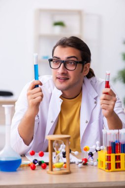 Zaman yönetimi konseptinde genç bir kimyager.