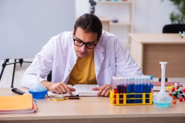 Sınıftaki genç erkek kimyager.