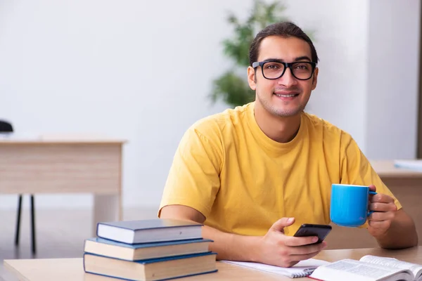 Giovane studente di sesso maschile avendo pausa durante la preparazione dell'esame — Foto Stock