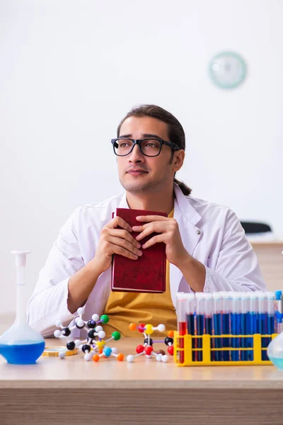 教室にいる若い男性化学生 — ストック写真
