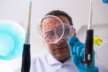 Laboratuvarda çalışan genç bir kimyager.