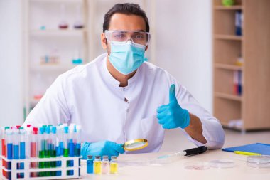 Laboratuvarda çalışan genç bir kimyager.