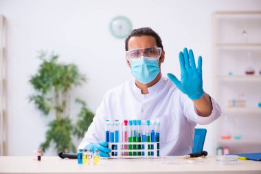 Laboratuvarda çalışan genç bir kimyager.