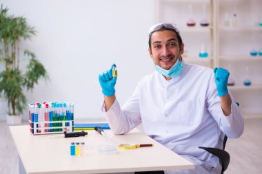 Laboratuvarda çalışan genç bir kimyager.