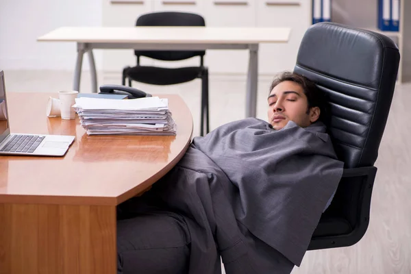 Joven empleado masculino durmiendo en la oficina — Foto de Stock