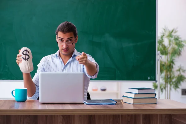 Ung manlig lärare i lönebegreppet — Stockfoto