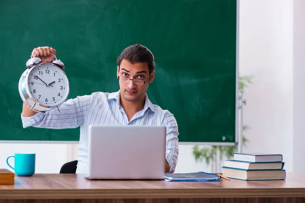 時間管理の概念の若い男性教師 — ストック写真