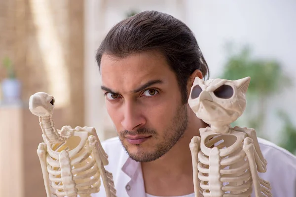 Jeune zoologiste démontrant des squelettes d'aigle et de hibou — Photo