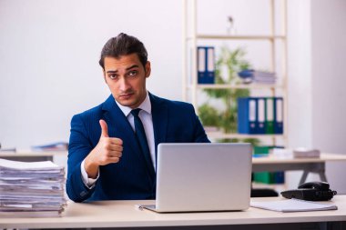 Ofiste çalışan genç bir erkek.