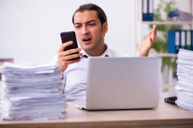 Genç bir erkek işçi aşırı işten memnun değil.