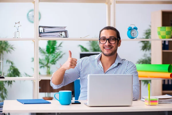 Giovane dipendente maschile che lavora in ufficio — Foto Stock