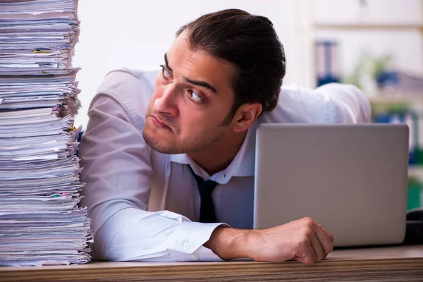 Junge männliche Mitarbeiter unzufrieden mit exzessiver Arbeit — Stockfoto