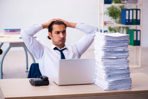 Junge männliche Mitarbeiter unzufrieden mit exzessiver Arbeit — Stockfoto