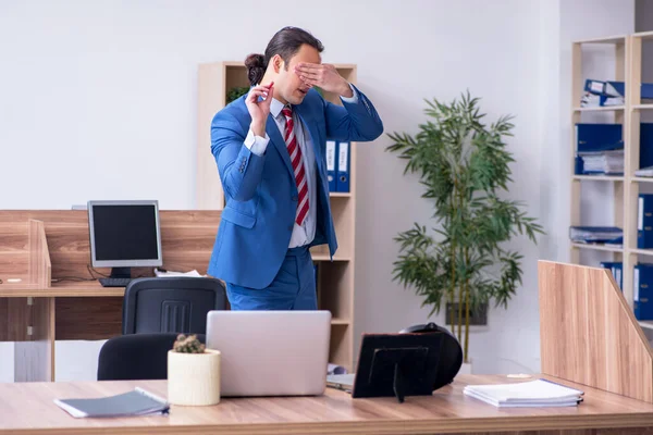 Young male employee playing darts in the office — Stock Photo, Image