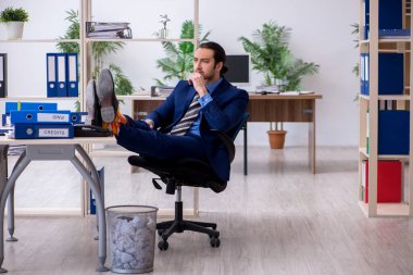 Genç işadamı bir sürü pape ile yeni fikirleri reddediyor.