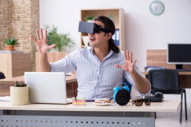 Ofiste çalışan genç bir iş adamı.