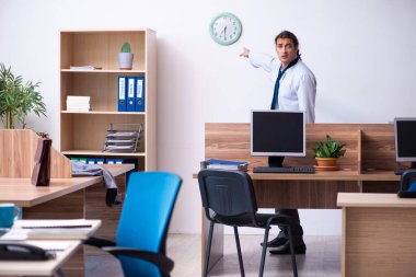 Genç erkek çalışanın işe geç kalması