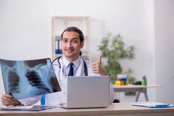 Young male doctor radiologist working in the clinic — Stock Photo, Image