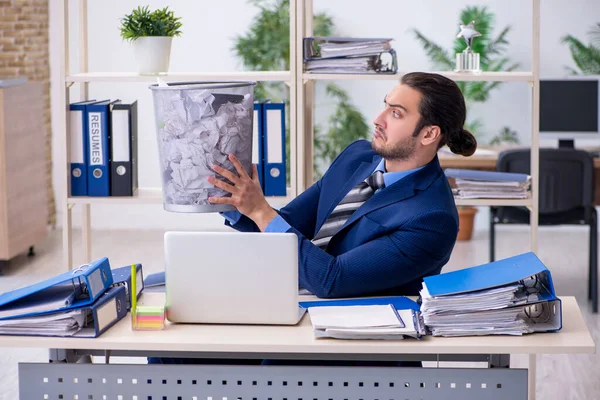 Jeune homme d'affaires employé rejetant les nouvelles idées avec beaucoup de pape — Photo