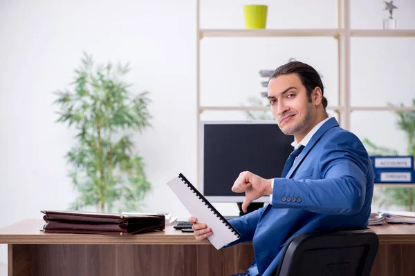 Jonge mannelijke werknemer zakenman op het werk — Stockfoto