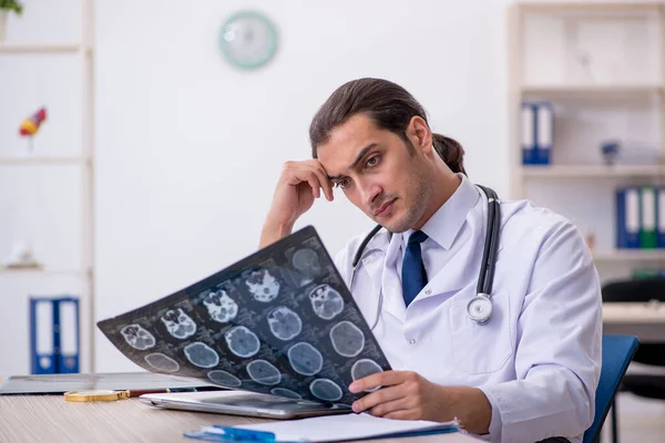 Jonge mannelijke arts radioloog werkzaam in de kliniek — Stockfoto