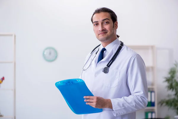 Mladý lékař si dělá poznámky v nemocnici — Stock fotografie