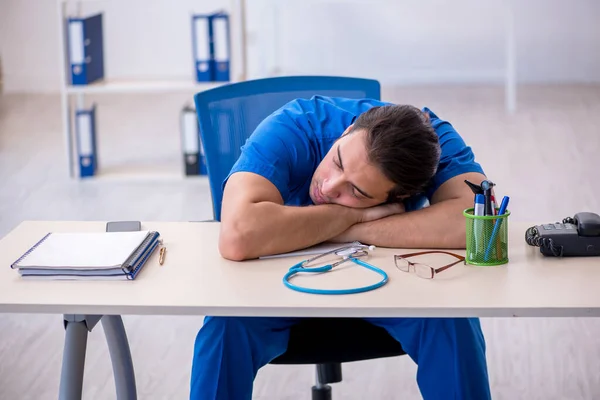 Ung manlig läkare är extremt trött på kliniken — Stockfoto