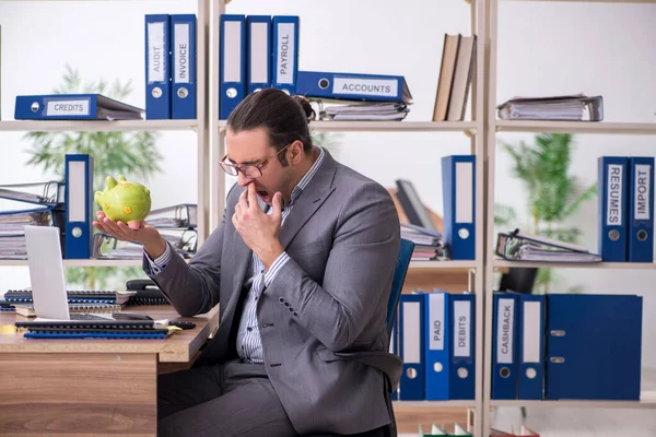 Joven hombre de negocios empleado en el lugar de trabajo —  Fotos de Stock