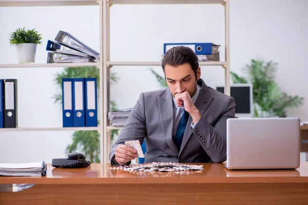 Joven trabajador enfermo masculino que sufre en el lugar de trabajo — Foto de Stock