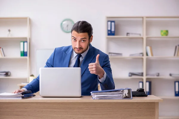 Junger männlicher Geschäftsmann arbeitet im Büro — Stockfoto