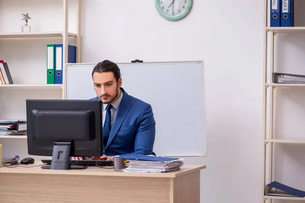Ung manlig affärsman anställd som arbetar på kontoret — Stockfoto