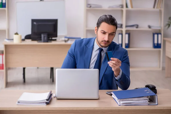 Jovem homem de negócios empregado trabalhando no escritório — Fotografia de Stock