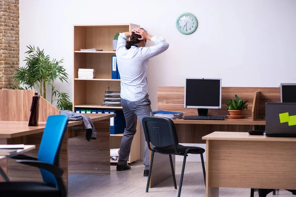 Un joven empleado llega tarde a su trabajo —  Fotos de Stock