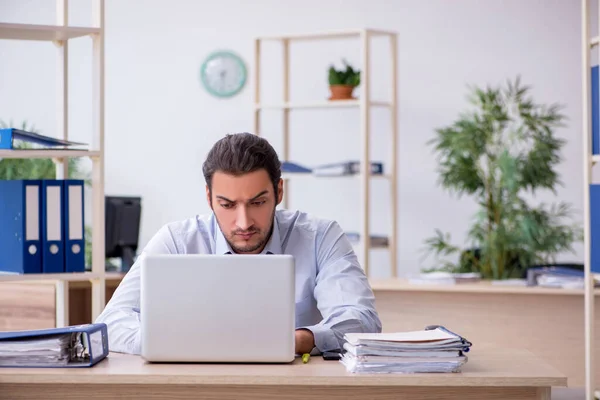 Jeune comptable homme travaillant dans le bureau — Photo