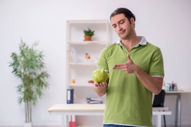 Genç adam klinikte doktor bekliyor.