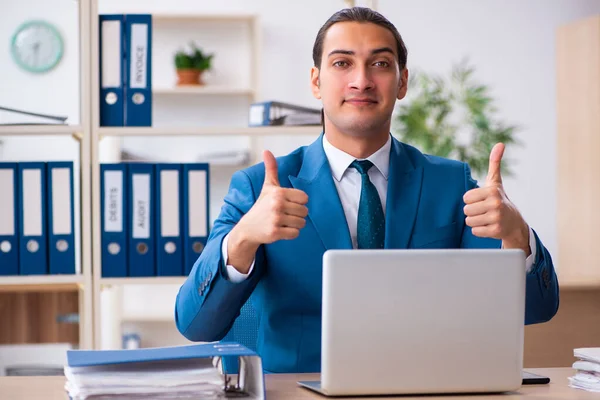 Joven empleado guapo sentado en la oficina — Foto de Stock