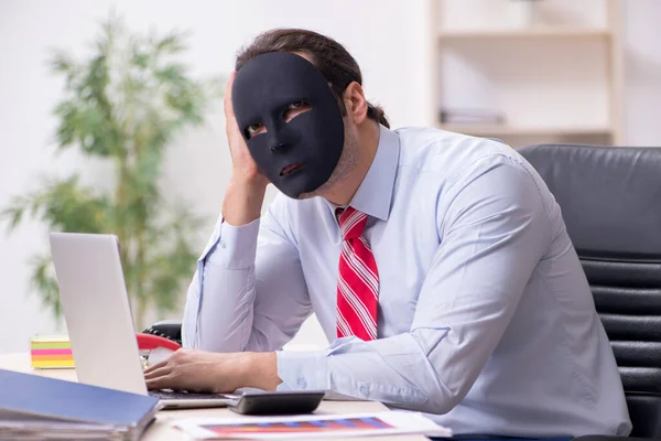 Dipendente maschile con maschera nel concetto di ippocrisia — Foto Stock