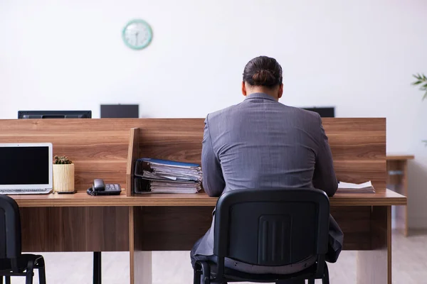 Joven empleado masculino que trabaja en la oficina —  Fotos de Stock