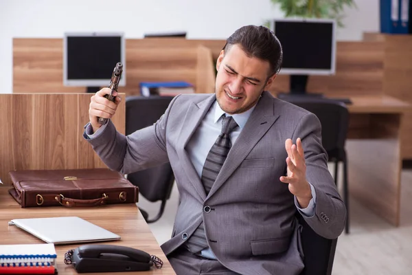 Ung manlig anställd missnöjd med överdrivet arbete — Stockfoto