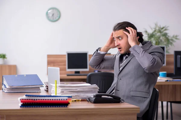 Giovane dipendente maschile che lavora in ufficio — Foto Stock