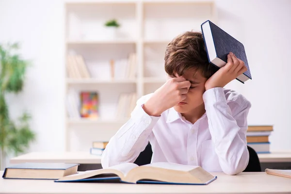 Schooljongen bereidt zich voor op examens in de klas — Stockfoto