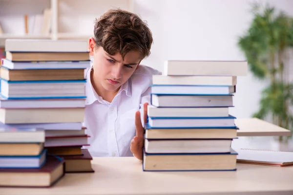 Skolpojke förbereder sig för tentor i klassrummet — Stockfoto