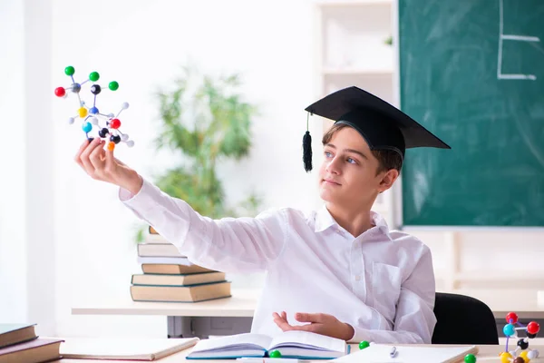 Jong afgestudeerd met moleculair model in de klas — Stockfoto