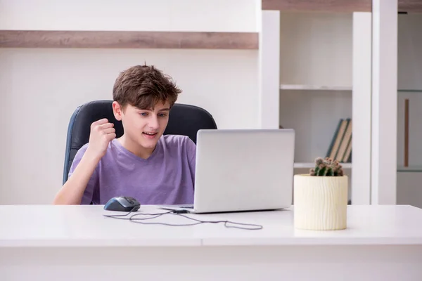 学校の少年は自宅でコンピュータゲームをプレイ — ストック写真