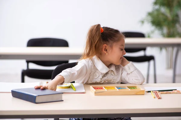 Menina pequena no conceito de desenvolvimento inicial — Fotografia de Stock