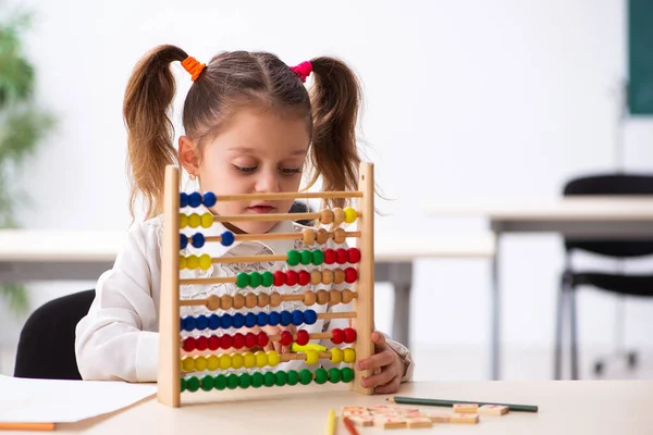 在教室里有算盘的小女孩 — 图库照片